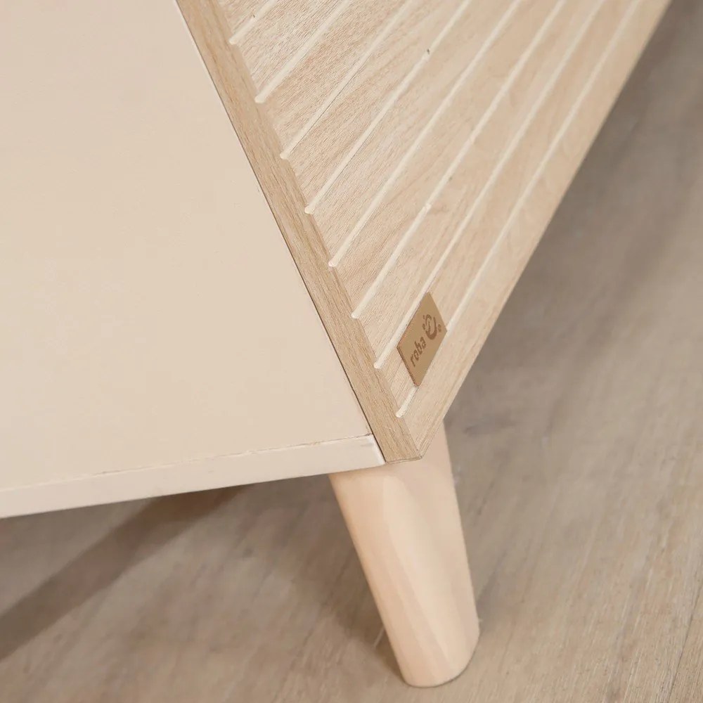 Kremowa/w naturalnym kolorze komoda dziecięca w dekorze dębu z przewijakiem 110x98x75 cm Sidney – Roba