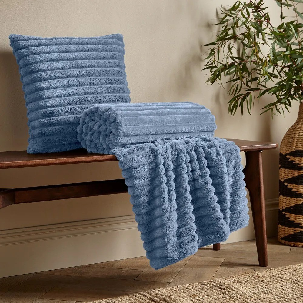 Niebieski koc z mikropluszu 130x170 cm Cosy Ribbed – Catherine Lansfield
