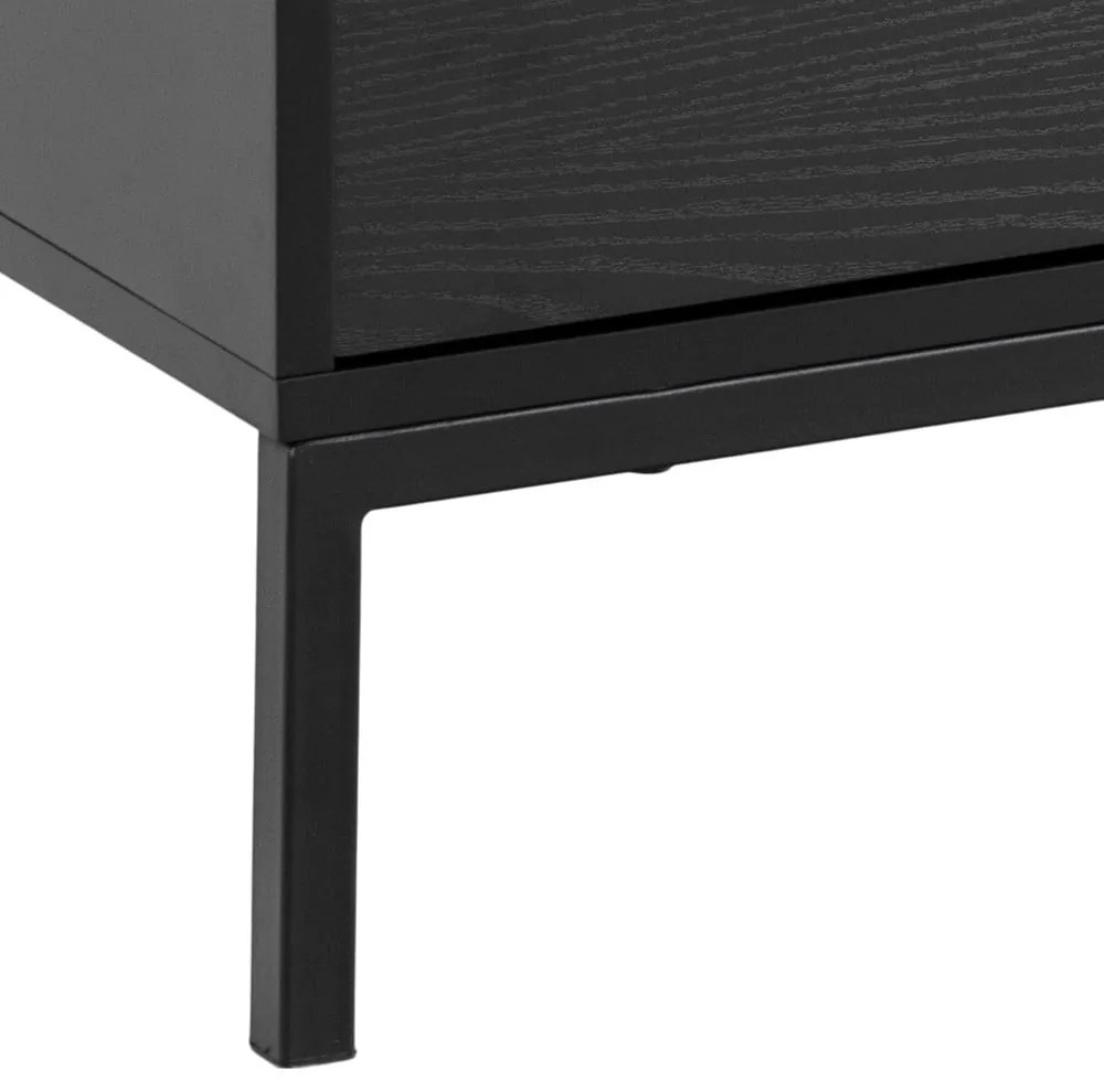 Czarna szafka pod TV w dekorze jesionu 140x45 cm Seaford – Actona