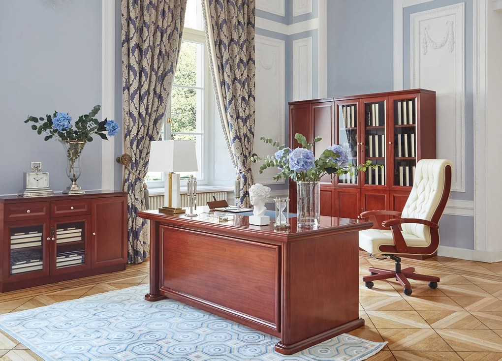 Elegancki fotel gabinetowe Consul tapicerowany skórą naturalną w kolorze brązowym, czarnym lub kremowym. Fotel ma drewnianą ramę i podłokietniki, mechanizm tilt, jest wygodne i solidnie wykonane.