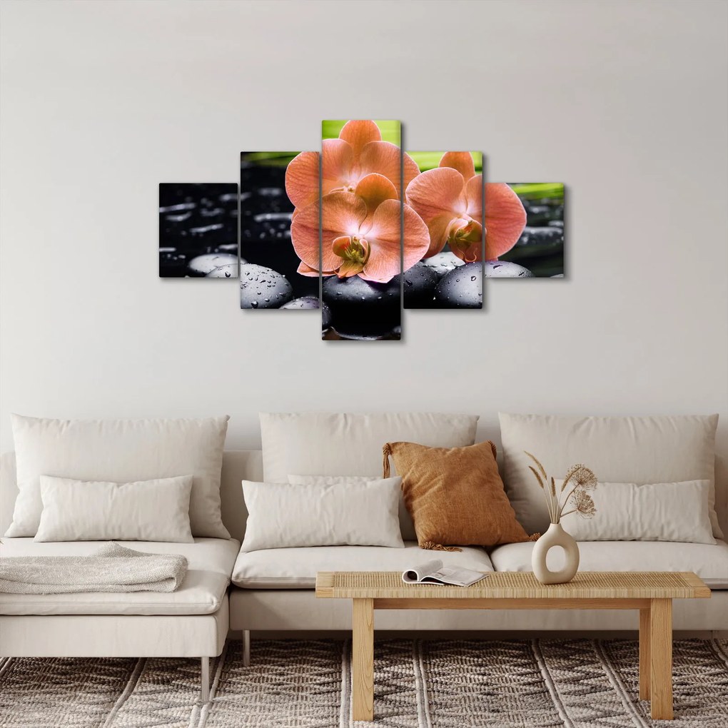 Obraz - Pomarańczowa orchidea z liśćmi palmy (125x70 cm)