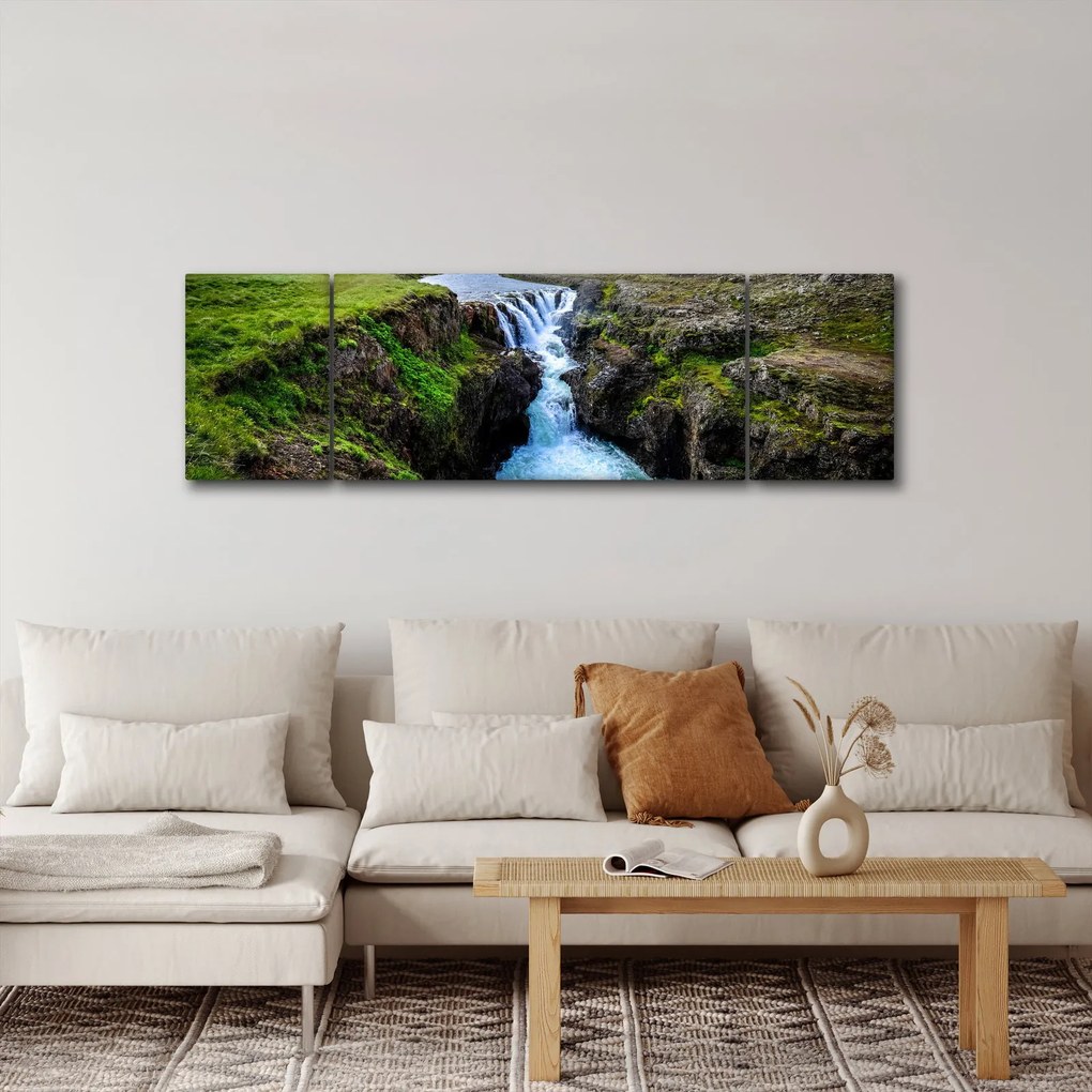 Obraz wodospadu między skałami (170x50 cm)