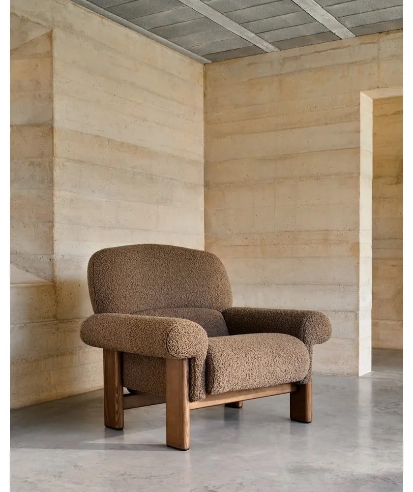 Brązowy fotel z materiału bouclé Nema – Kave Home