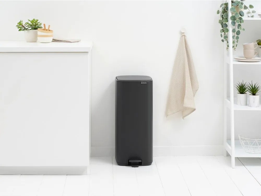 Ciemnoszary stalowy kosz na śmieci z pedałem 30 l Bo – Brabantia
