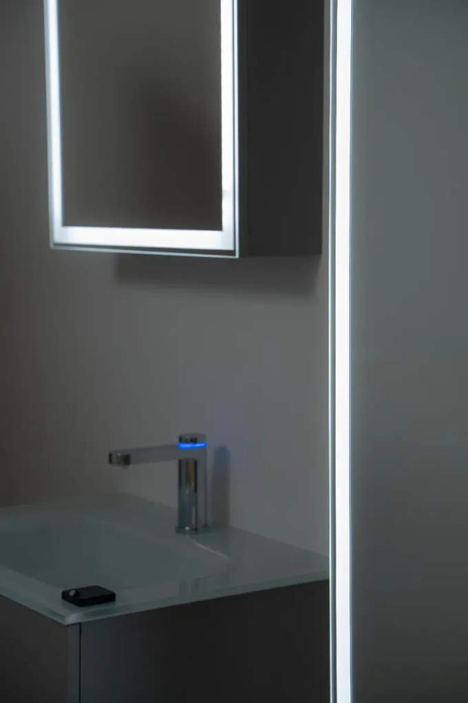 Szafka łazienkowa z lustrem NEO 52 cm czarny mat z oświetleniem LED KROFAM