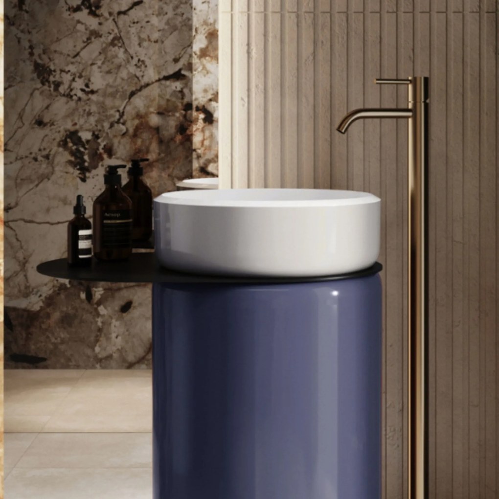 Massi Umywalka z konglomeratu wolnostojąca RONA Duo Dusty blue Glow ze szklaną półką i korkiem | Różne kolory : Kolor szkła - Czarny, Podłączenie syfonu - Do podłogi, Półka - Szklana z wycięciem na ręcznik