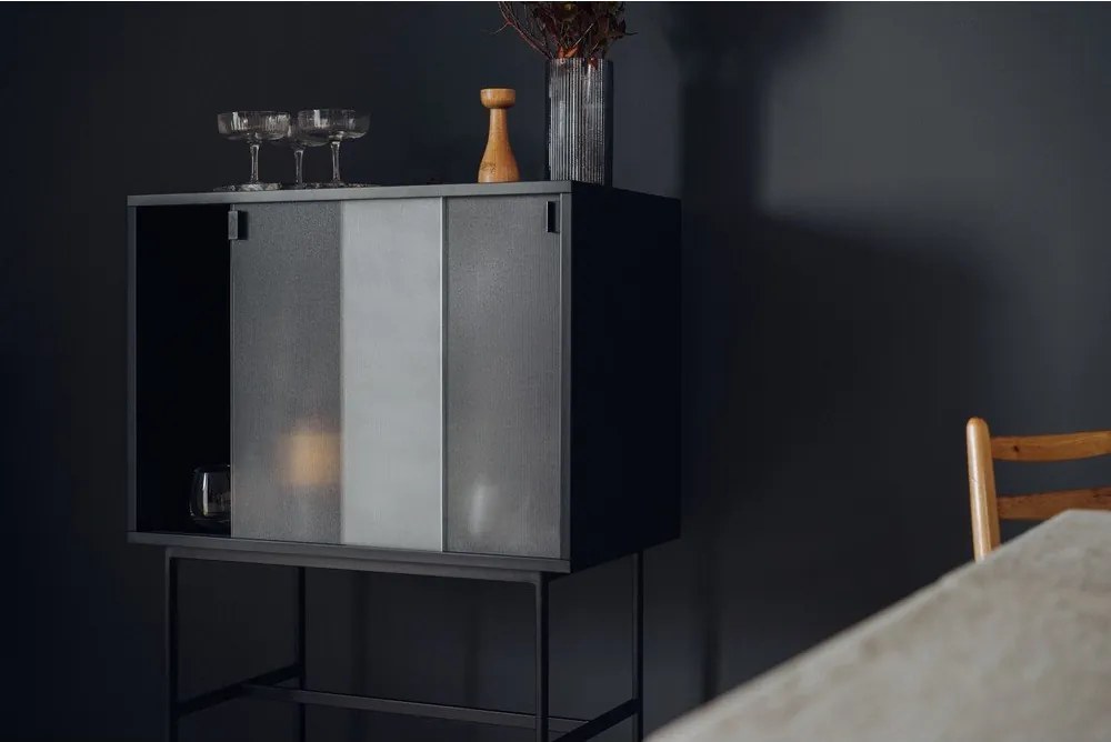 Czarna witryna z drzwiami przesuwnymi 70x109x40 cm Lekko – noo.ma