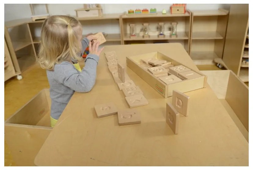 Zabawka sensoryczna rozpoznaj dotykiem literki cyfry kształty masterkidz