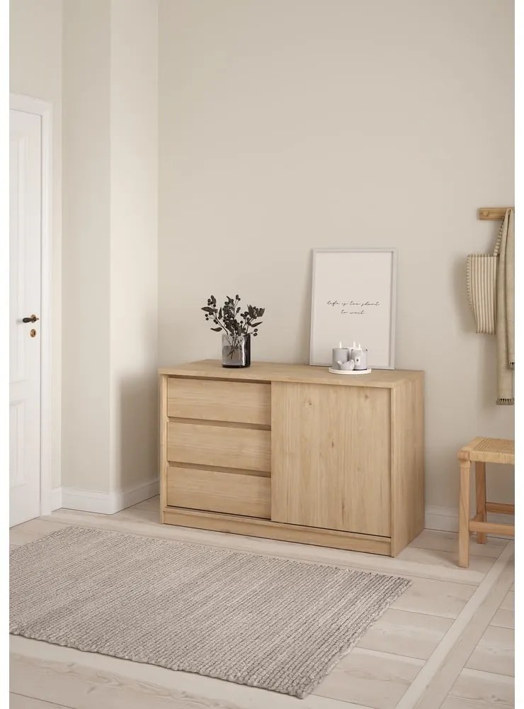 Komoda w dekorze dębu z drzwiami przesuwnymi w naturalnym kolorze 119x76x50 cm Naia – Tvilum