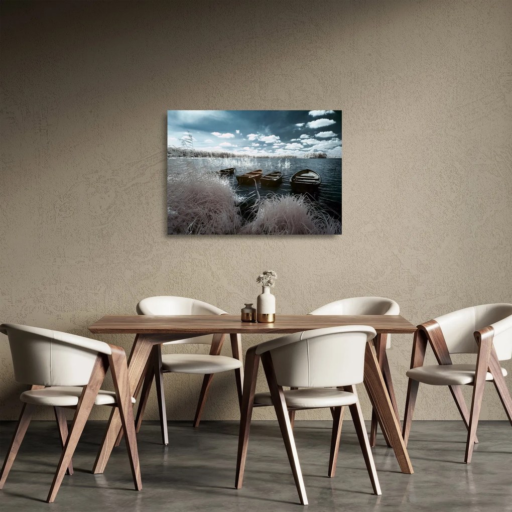 Obraz na szkle - Drewniane łodzie na jeziorze (70x50 cm)