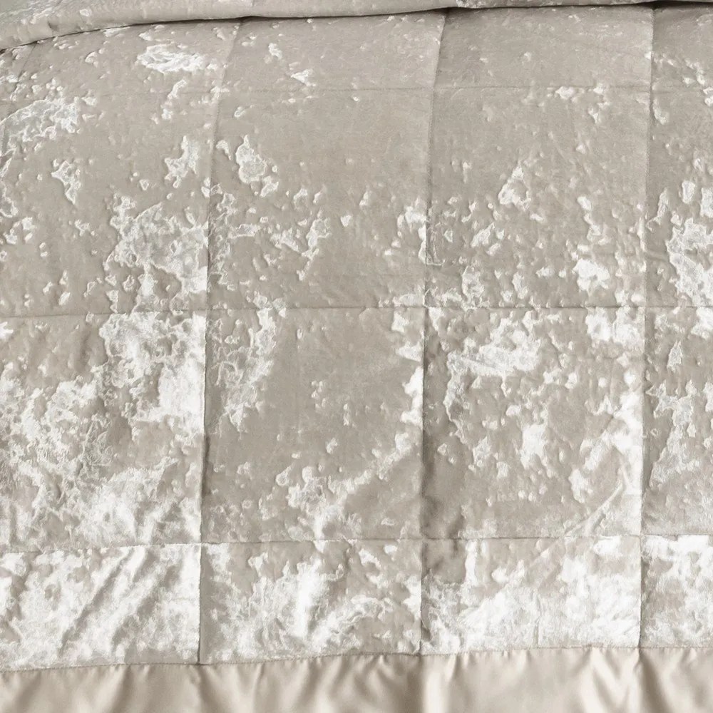 Beżowa aksamitna narzuta pikowana na łóżko dwuosobowe 220x220 cm Crushed – Catherine Lansfield