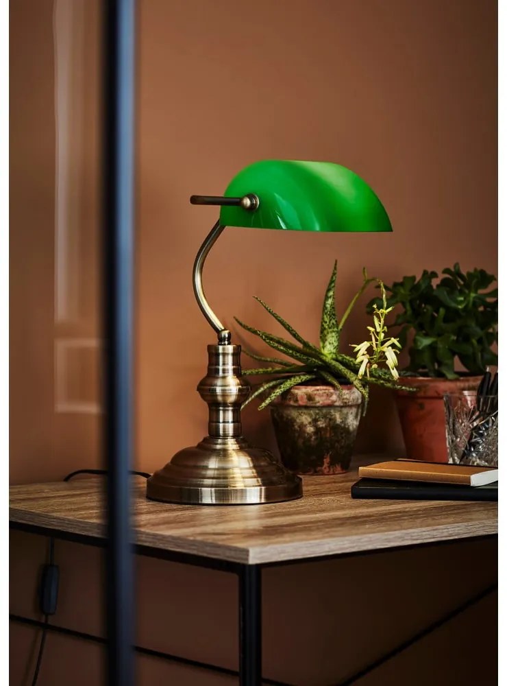 Zielona lampa stołowa z podstawą w kolorze mosiądzu Markslöjd Bankers, wys. 25 cm
