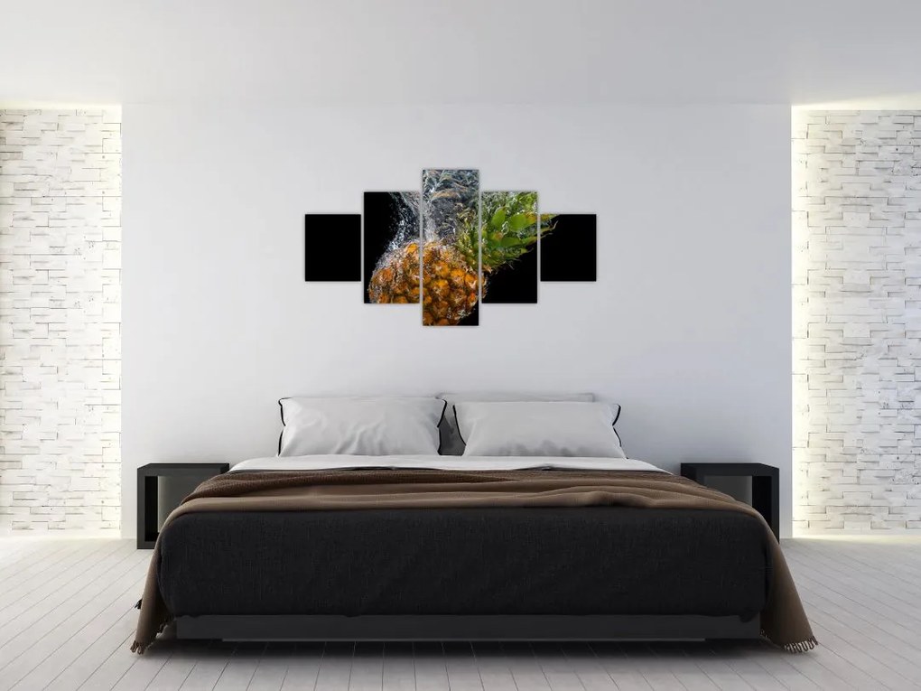 Obraz ananasa w wodzie (125x70 cm)