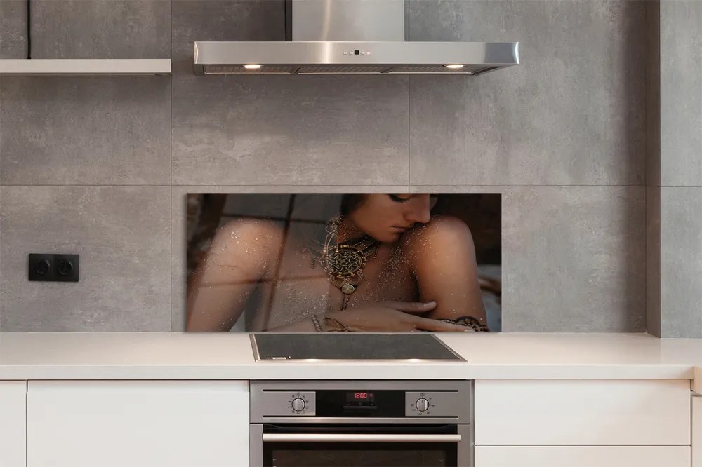 Szklany Panel Kobieta w Ozdobnej Biżuterii