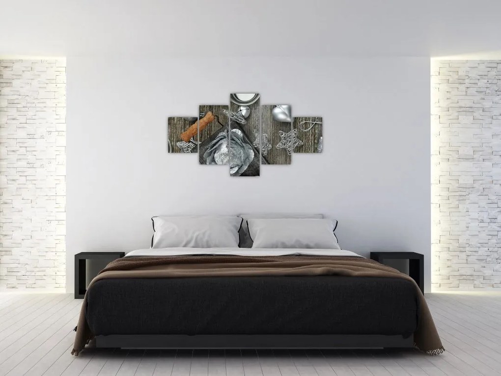 Obraz - srebrne ozdoby świąteczne (125x70 cm)