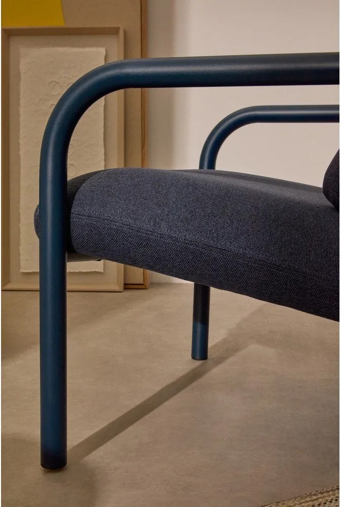 Ciemnoniebieski fotel Inari – Kave Home