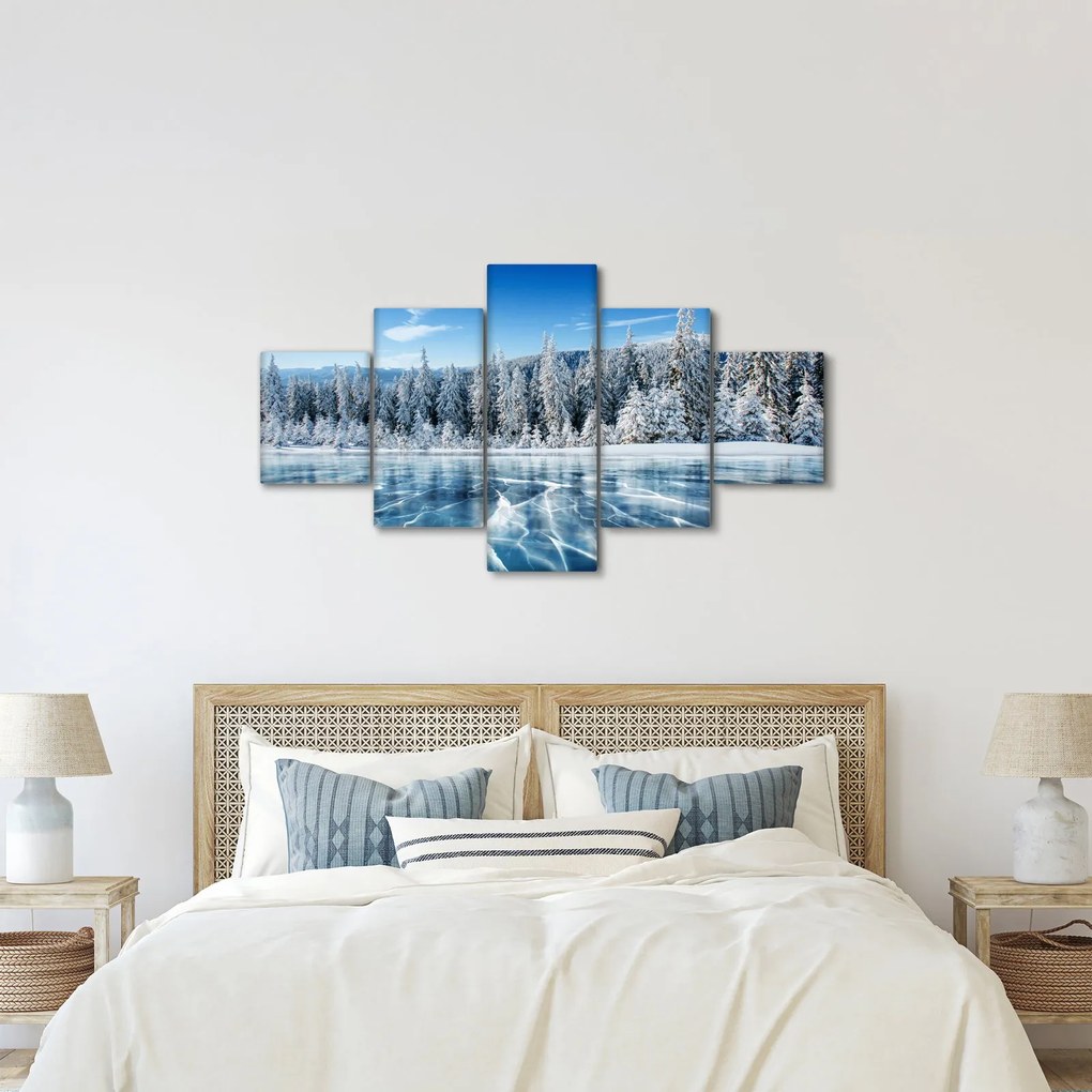 Obraz zamarzniętego jeziora i pokrytych śniegiem drzew (125x70 cm)