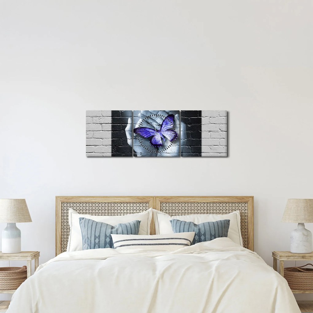 Obraz - Fioletowy motyl na ścianie (z zegarem) (90x30 cm)
