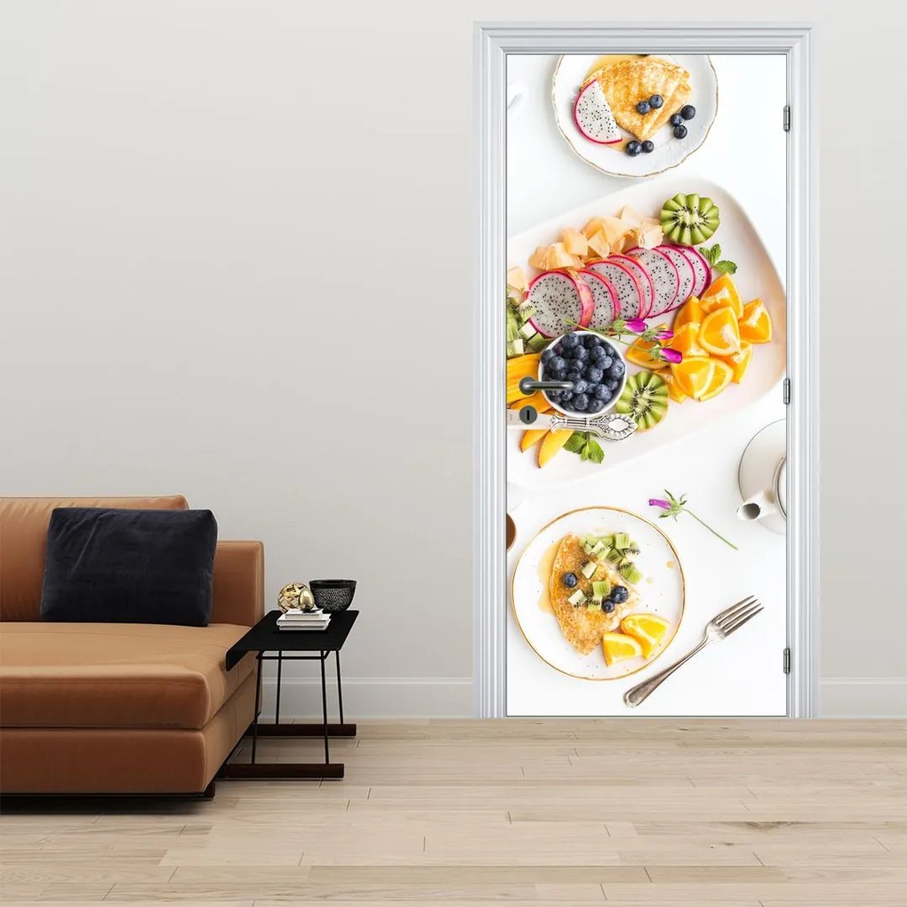 Fototapeta na drzwi - Talerze z owocami na stole (95x205cm)