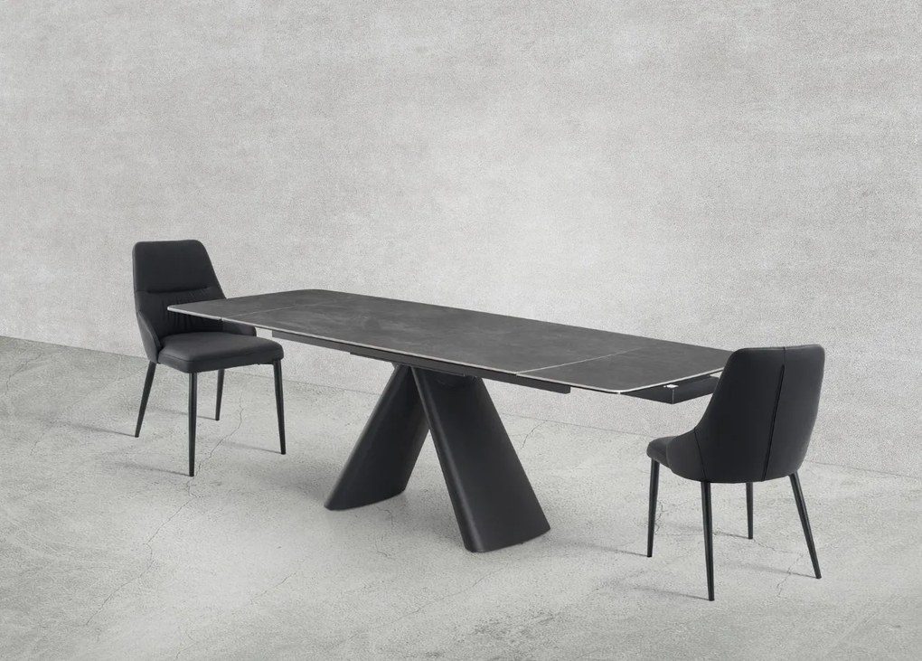 Eleganckie czarne krzesło Monolit tapicerowane ekoskórą PU, wygodne, nowoczesne i idealne do jadalni lub biura. Smukłe metalowe nogi dodają mu lekkości i stylu.