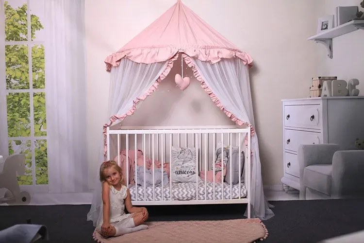 Różowo-biały baldachim dla dziecka z 6 poduszkami i matą Bambino