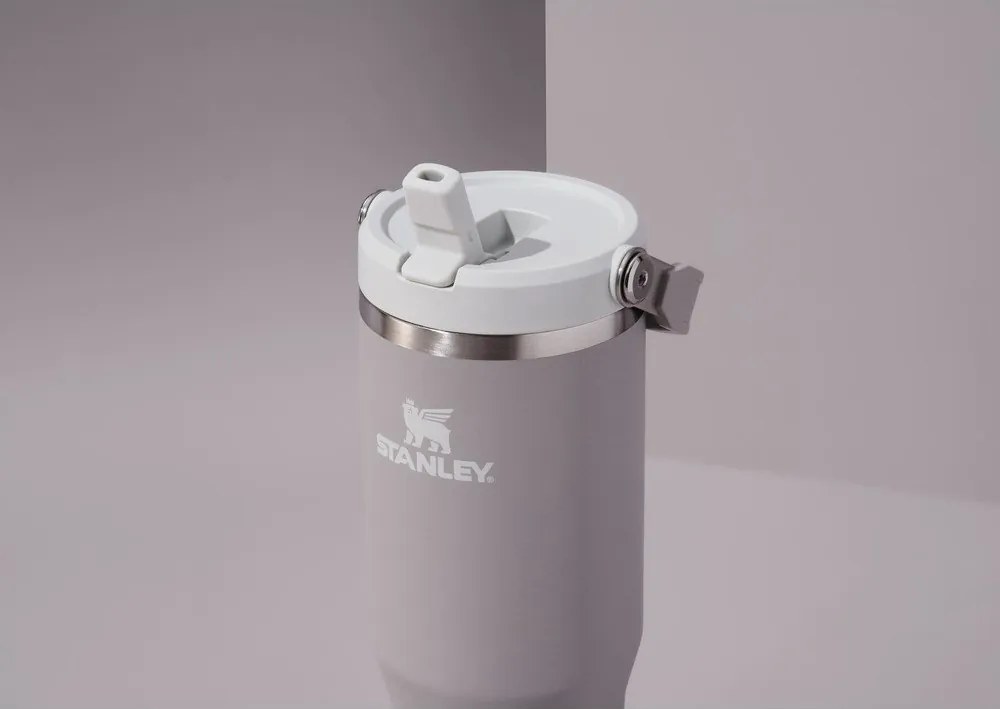 Jasnoszary termos ze stali nierdzewnej 600 ml IceFlow™ Flip Straw 2.0 Tumbler Ash – Stanley
