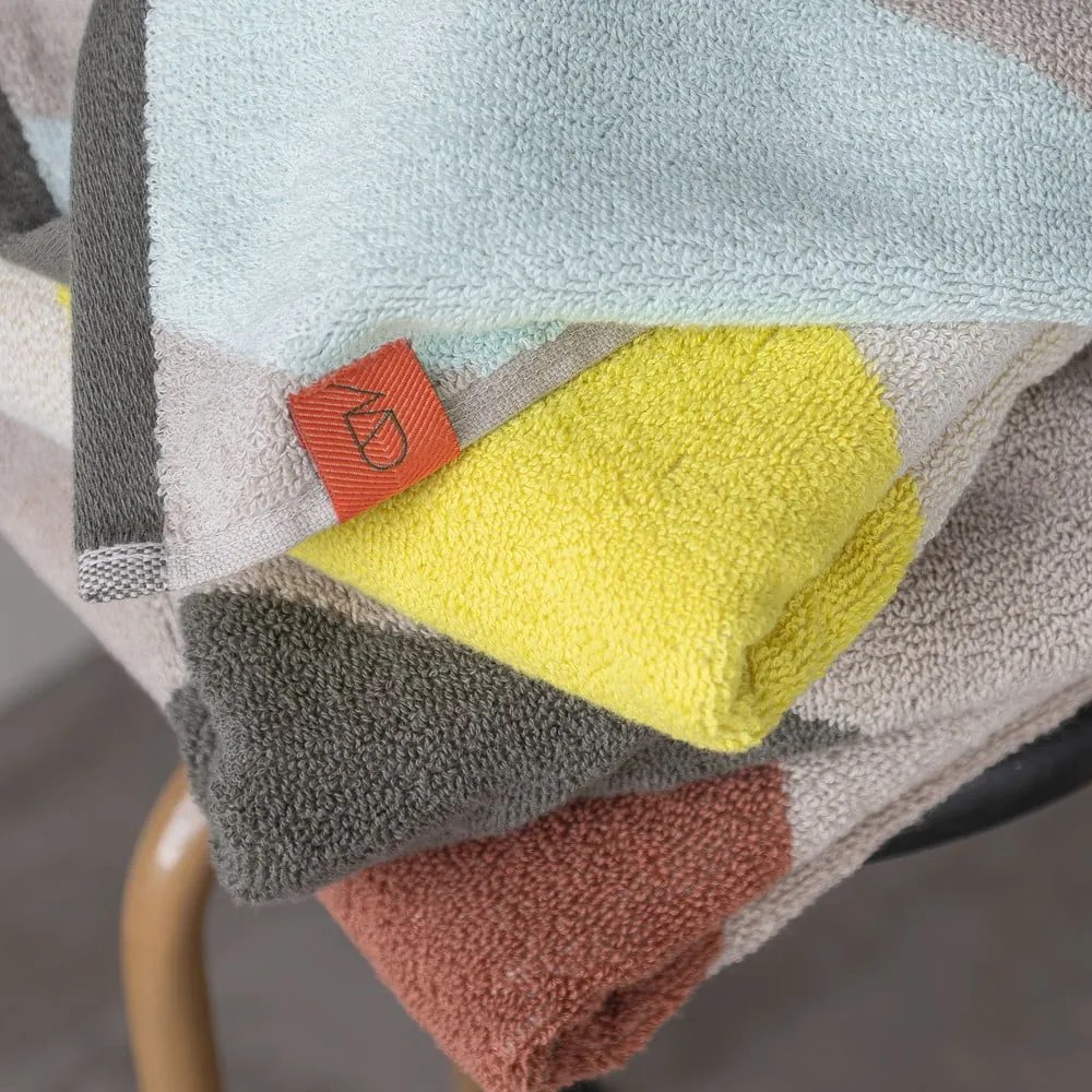 Miętowy ręcznik z bawełny organicznej frotte 50x90 cm Diagonal – Mette Ditmer Denmark