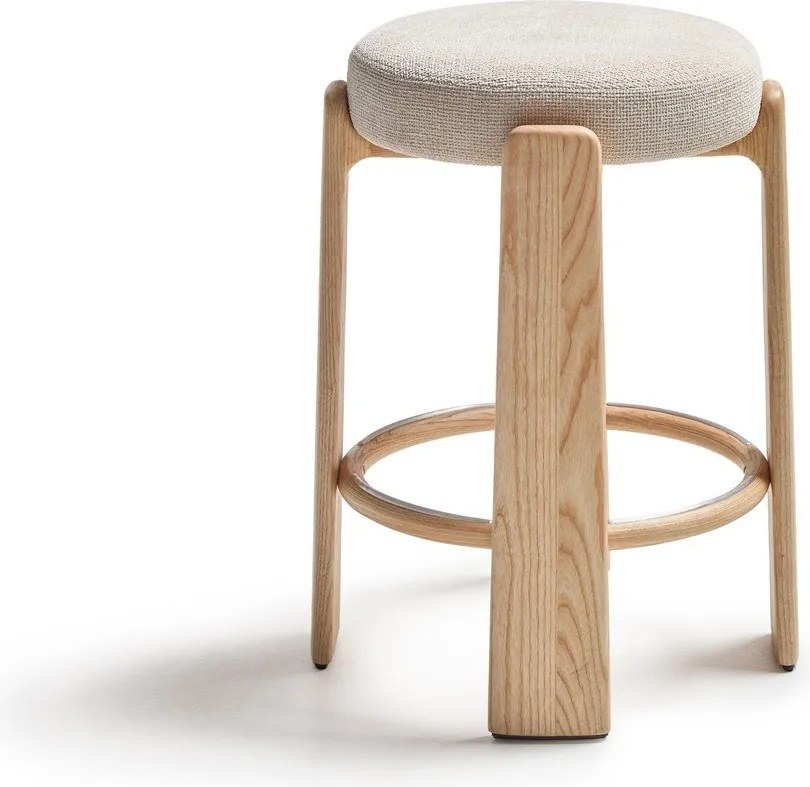 Beżowy/w jasnym naturalnym kolorze hoker z litego drewna jesionowego (wysokość siedziska 65 cm) Granite – Kave Home