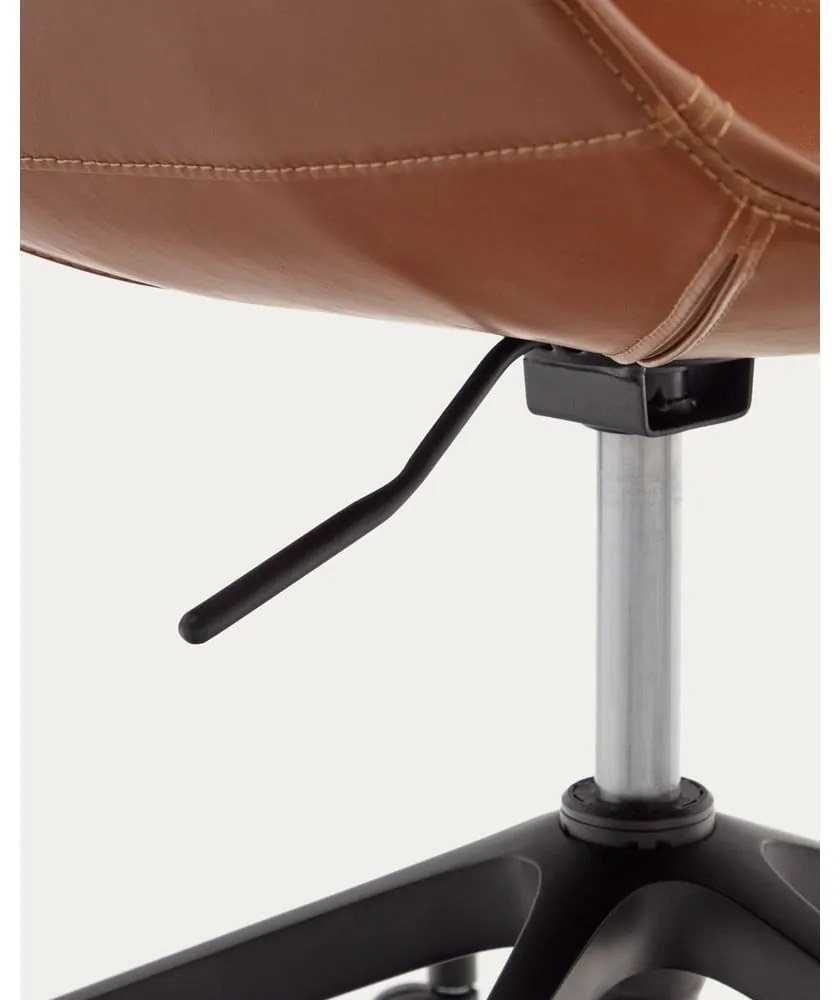 Koniakowe krzesło biurowe z imitacji skóry Tissiana – Kave Home