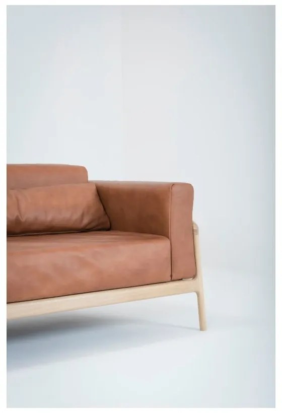 Karmelowa sofa z bawolej skóry z konstrukcją z litego drewna dębowego Gazzda Fawn, 240 cm