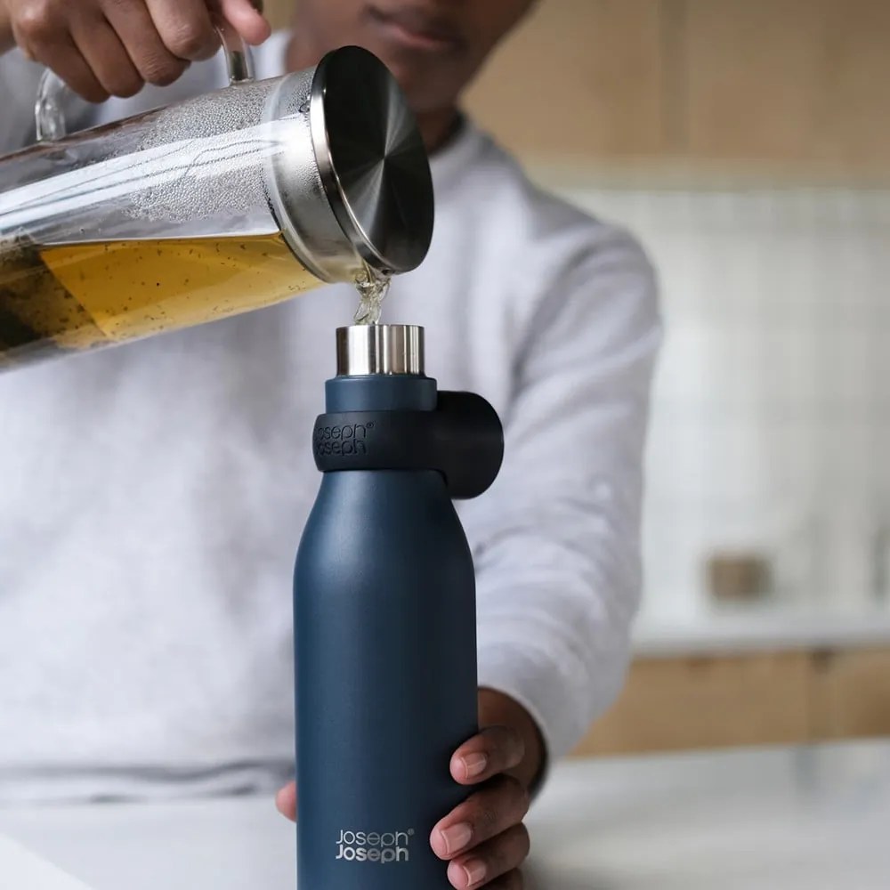 Ciemnoniebieska podróżna butelka ze stali nierdzewnej 500 ml Loop – Joseph Joseph