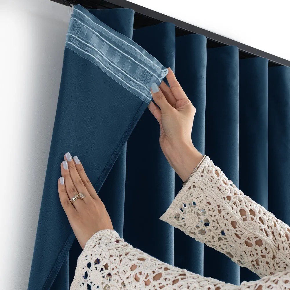 Niebieska aksamitna zasłona częściowo zaciemniająca (dimout) 400x270 cm Velto – Filumi