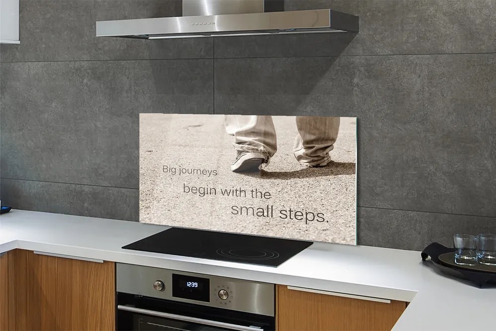 Szklany Panel Napis na Betonie i Buty