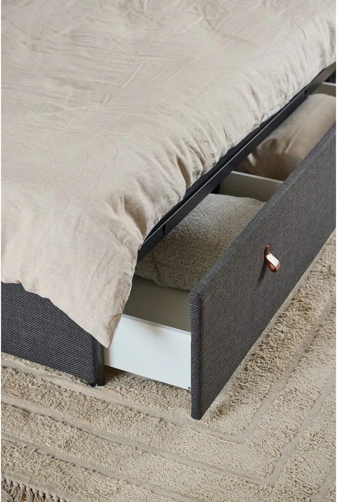 Ciemnoszare tapicerowane łóżko dwuosobowe ze schowkiem i stelażem 160x200 cm Calvi – Actona