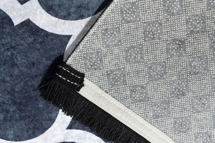 Czarny dywan glamour z geometrycznym wzorem i frędzlami R6-W80
