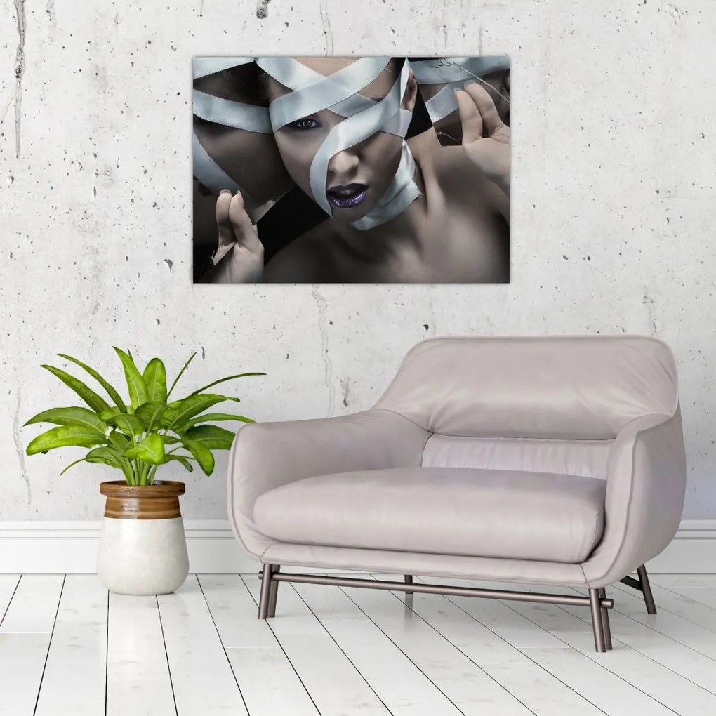 Obraz na szkle kobiety ze wstążką (70x50 cm)