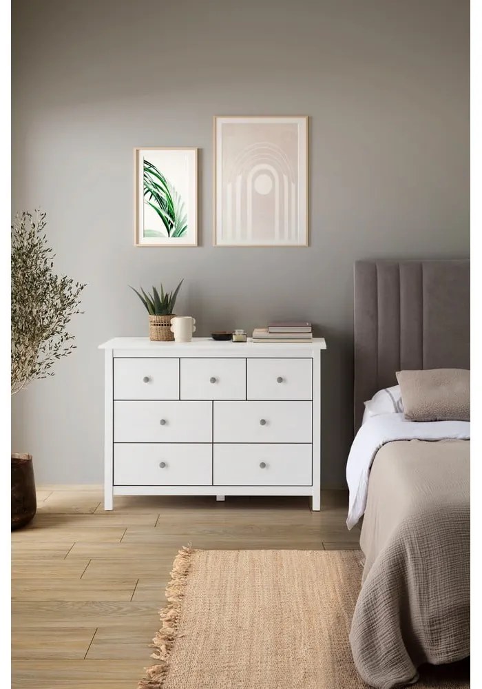 Biała niska komoda z litego drewna sosnowego 110x80 cm Berna – Marckeric