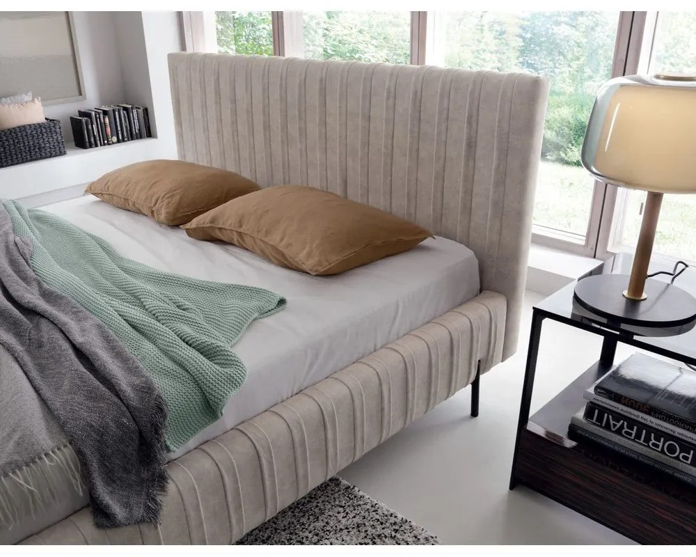 Beżowe tapicerowane łóżko dwuosobowe ze schowkiem ze stelażem 180x200 cm Plissa – ELTAP