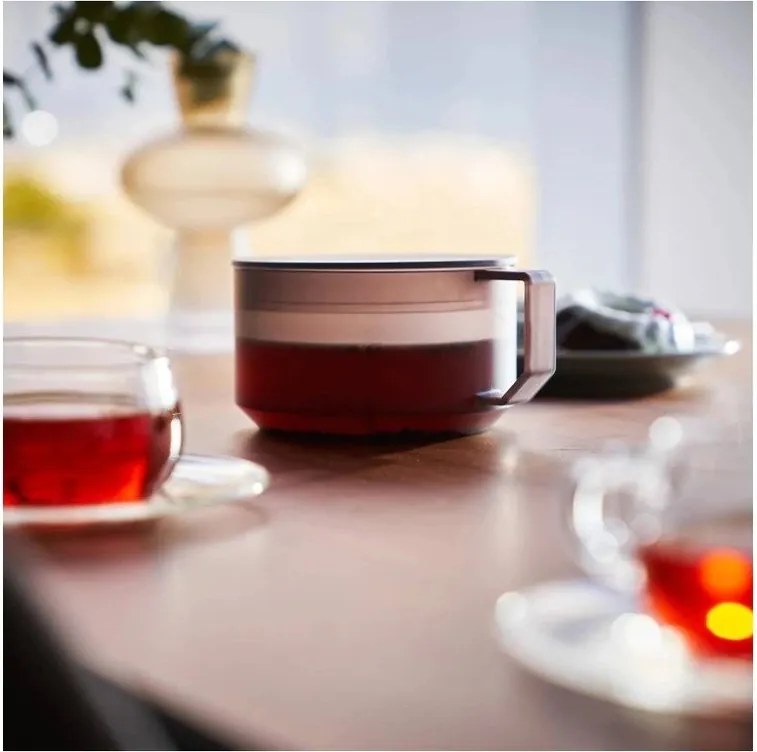 Czarny plastikowy dzbanek do herbaty z sitkiem 600 ml Tower – YAMAZAKI