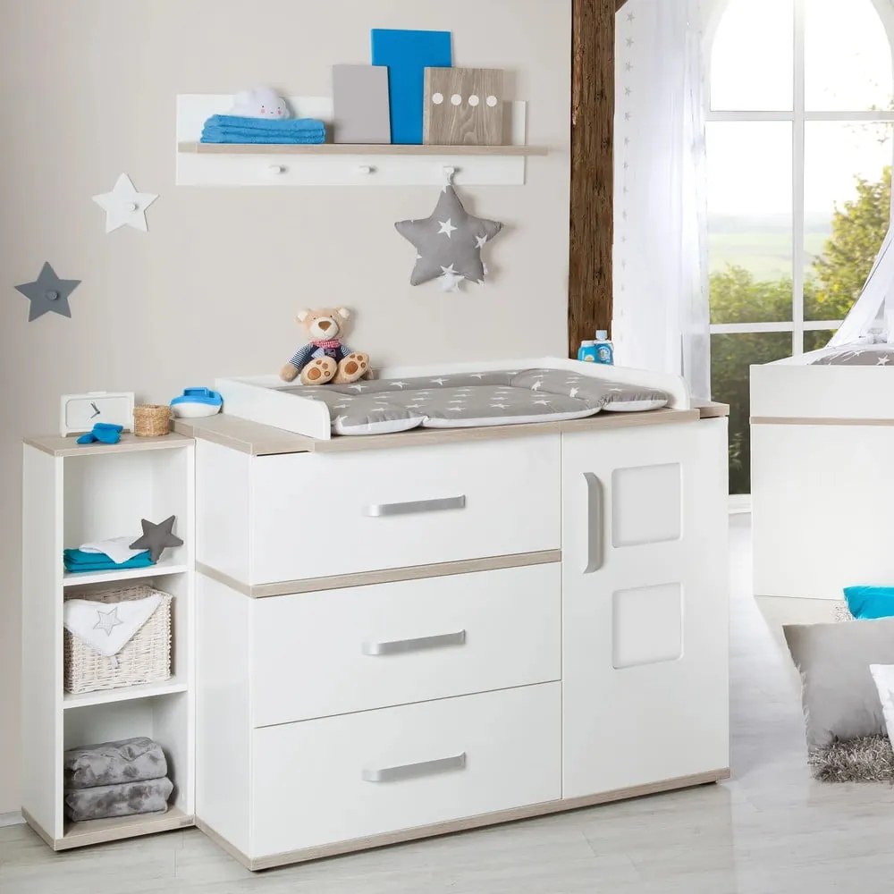 Biała niska komoda dziecięca w dekorze wiązu z przewijakiem 117x102 cm Moritz – Roba