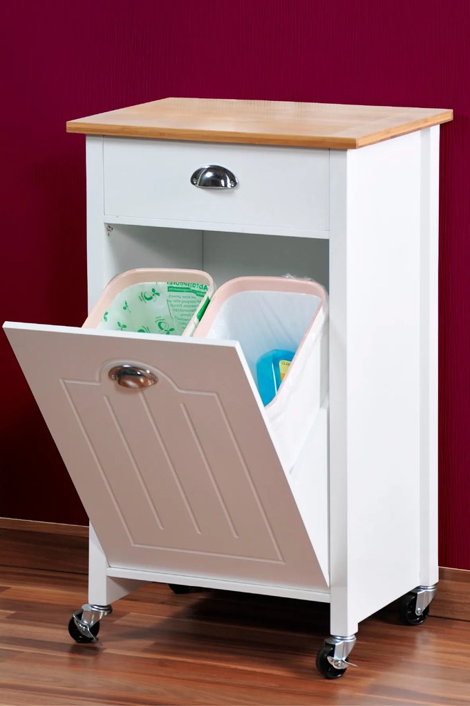 Drewniany barek na kółkach z koszem do segregacji śmieci