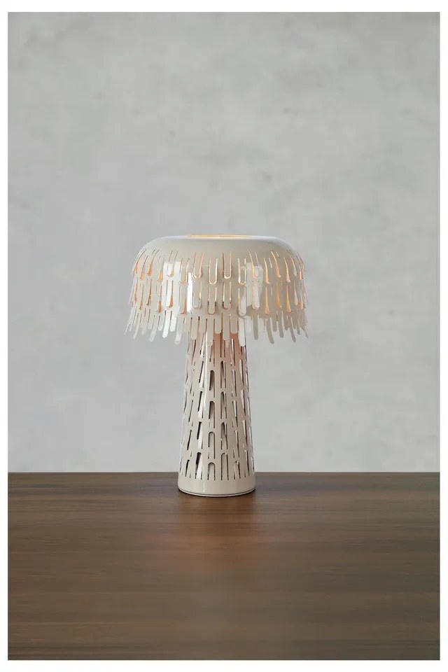 Szarobeżowa lampa stołowa z metalowym kloszem (wysokość 38 cm) Verbera – Markslöjd