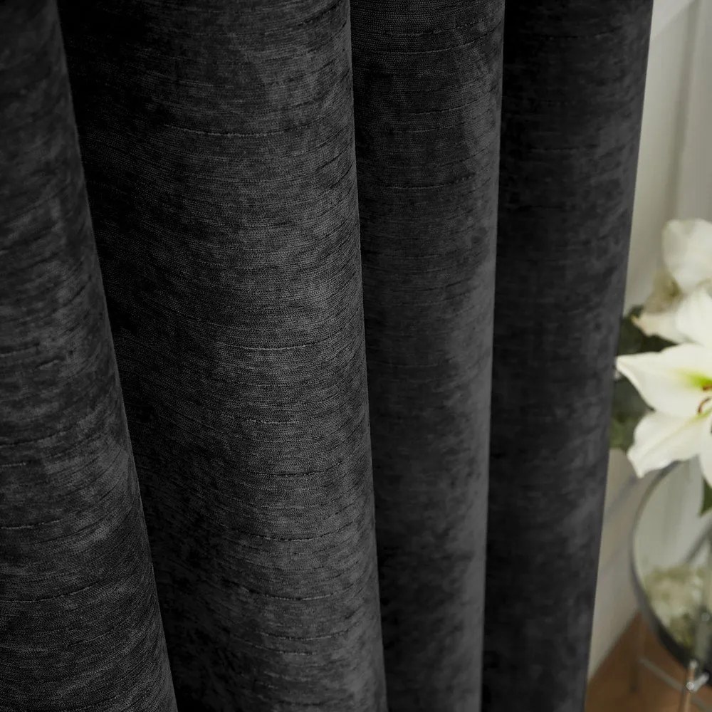 Czarne zasłony termiczne z szenilu zestaw 2 szt. 117x183 cm Selene Luxury Chenille – Hyperion