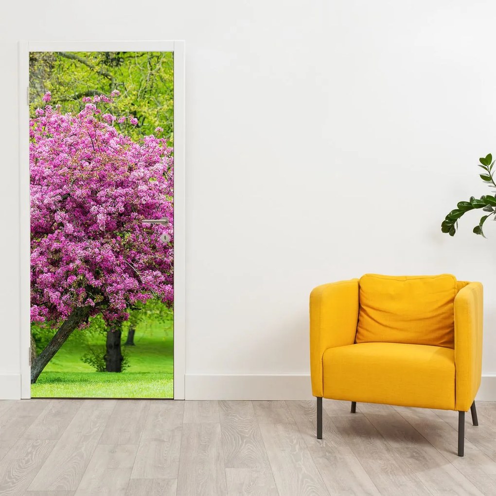 Fototapeta na drzwi - Kwitnące drzewo na łące (95x205cm)