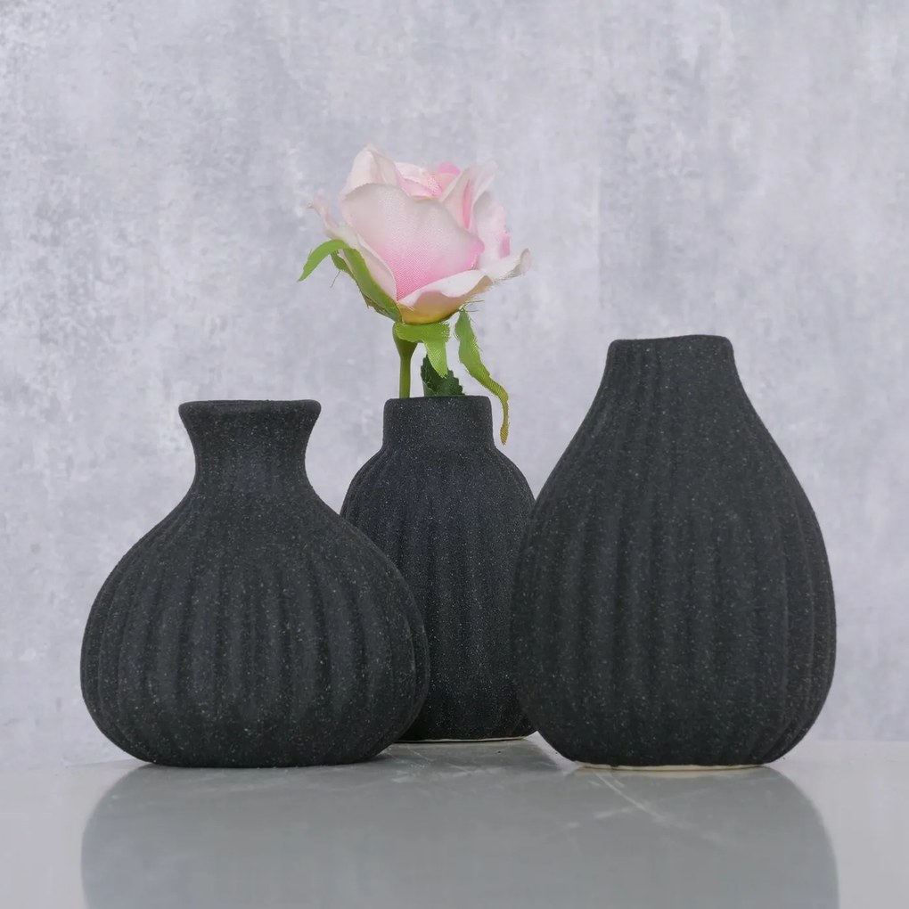 Wazon ceramiczny w prążki ESKO, czarny mat