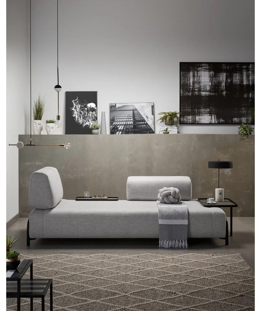 Jasnoszara sofa z podłokietnikami Kave Home Compo