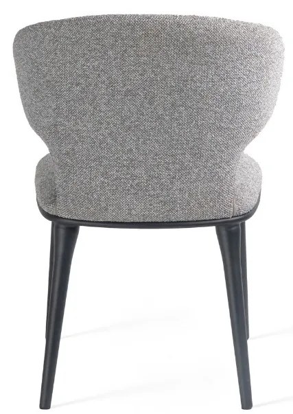 Stylowe krzesło Serene, które łączy miękką tkaninę z wygodą i solidnym wykonaniem, idealne do wnętrz z charakterem.