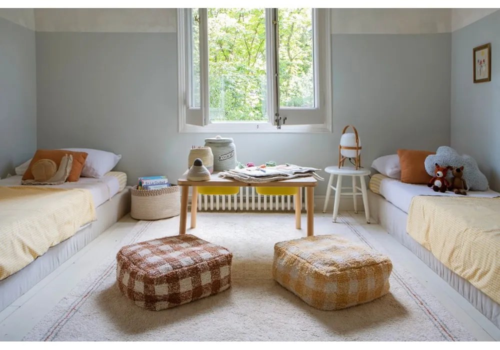 Puf dziecięcy w kolorze ochry Vichy Honey – Lorena Canals