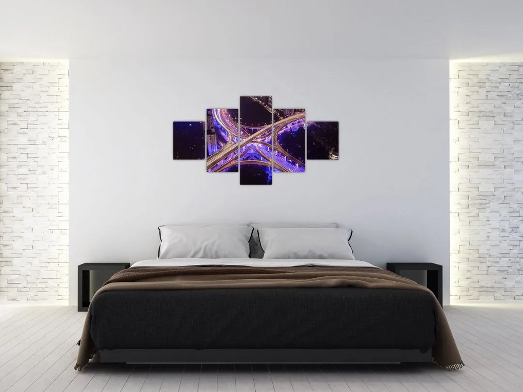Obraz dużego skrzyżowania w nocy (125x70 cm)