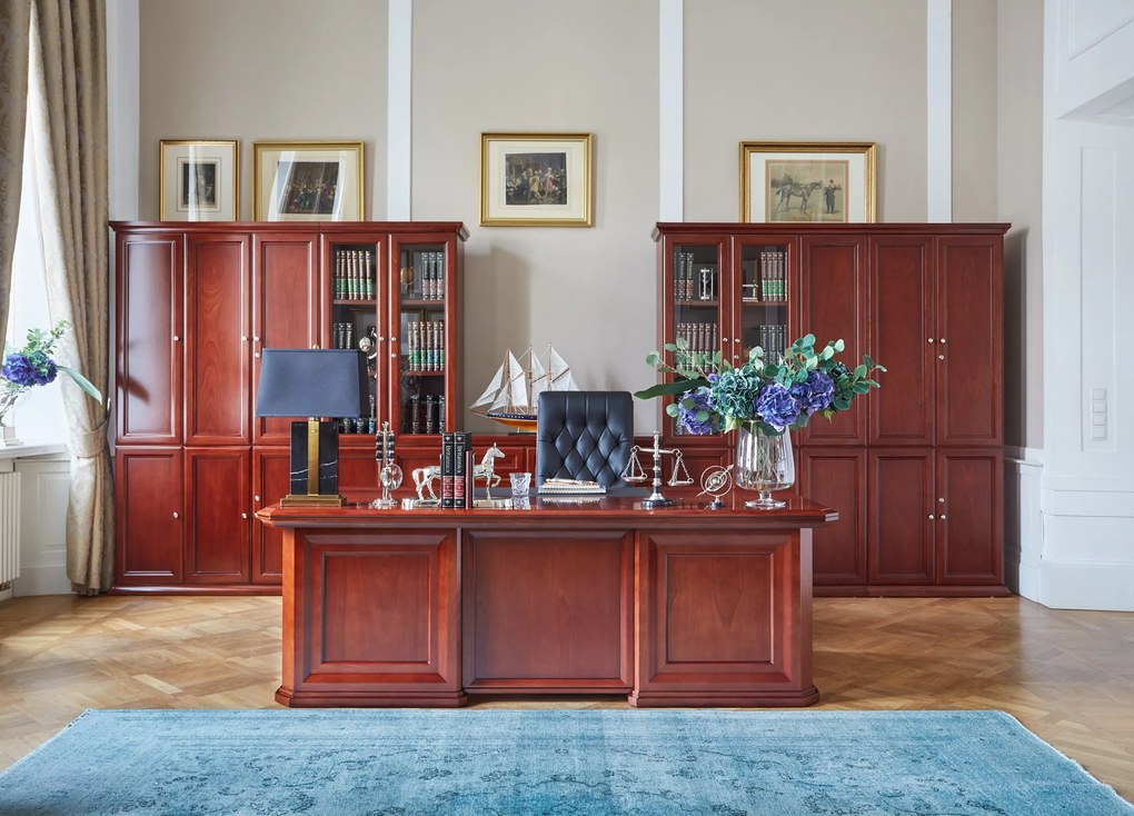 Szafa gabinetowa 3-drzwiowa z górnymi drzwiami częściowo przeszklonymi. Dolne drzwi są pełne. Wymiary 120x40x220 cm. Szafa jest fornirowana, ma widoczne usłojenie, fronty są wykończone płyciną.